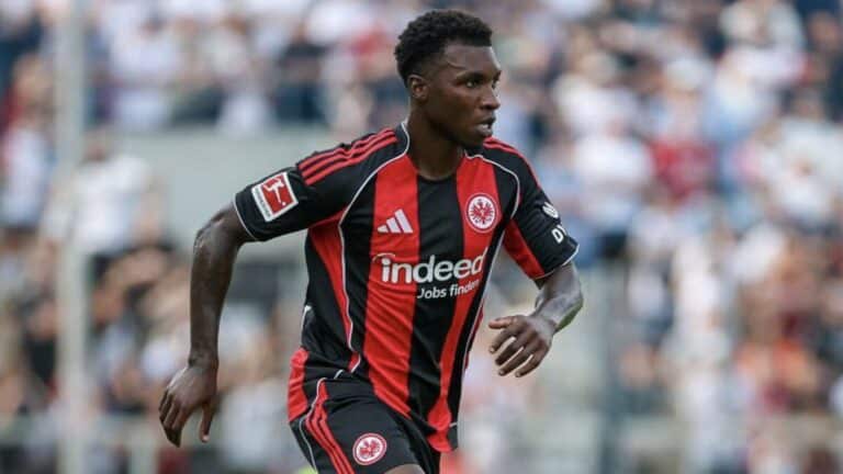 Aurélio Buta en acción con el Eintracht Frankfurt, posible refuerzo del Sevilla FC para el lateral derecho