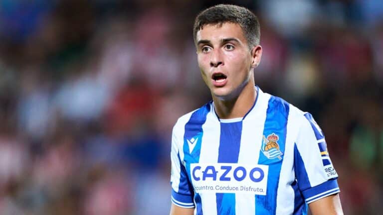 Jon Karrikaburu, delantero de la Real Sociedad, durante un entrenamiento en Zubieta.