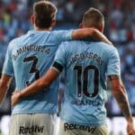 Óscar Mingeuza y Aspas celebran abrazados un gol del Celta