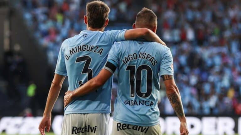 Óscar Mingeuza y Aspas celebran abrazados un gol del Celta