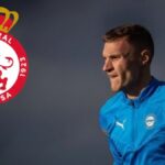 Nikola Maras con la equipación de entrenamiento del Alavés mirando al horizonte.