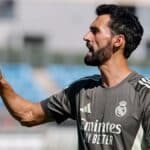 Álvaro Arbeloa dando instrucciones a los jugadores del Real Madrid en un entrenamiento en Valdebebas.