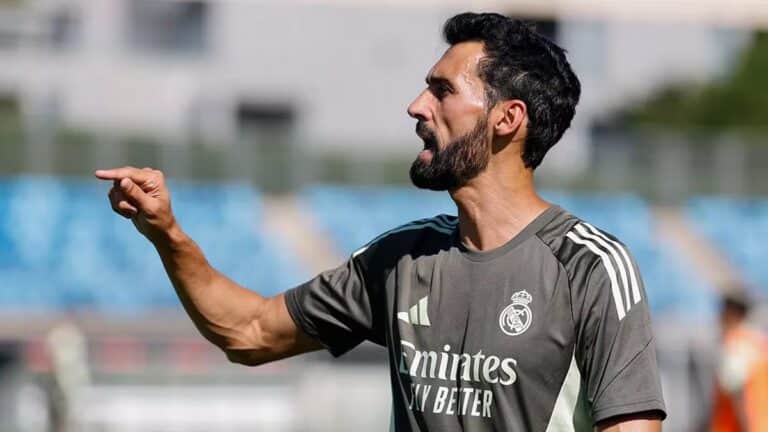 Álvaro Arbeloa dando instrucciones a los jugadores del Real Madrid en un entrenamiento en Valdebebas.
