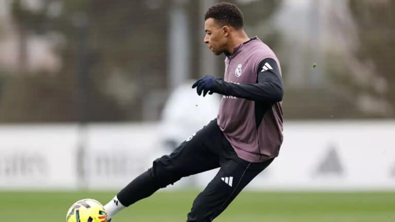 Kylian Mbappé en un entrenamiento en Valdebebas, listo para jugar el sábado