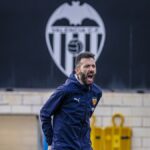 Corberán dando efusivas indicaciones en un entrenamiento del Valencia en la Ciudad Deportiva