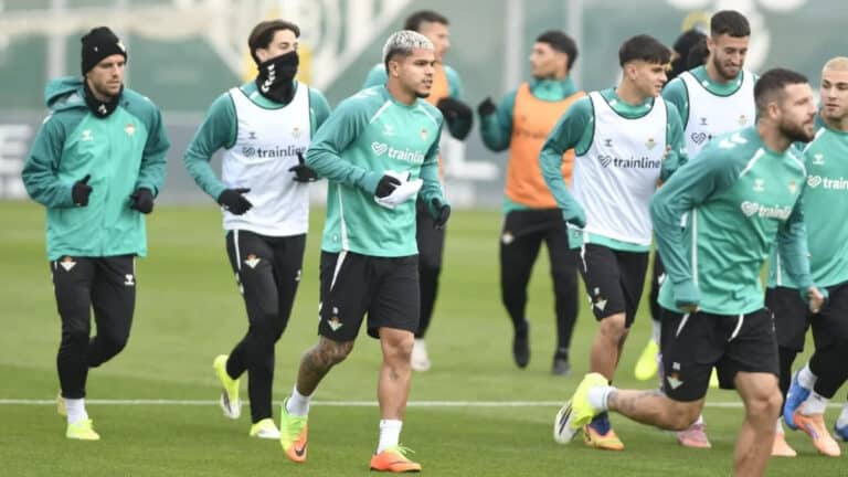 Jugadores del Real Betis entrenando en la ciudad deportiva.