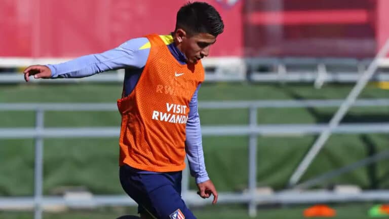 Thiago Almada durante un entrenamiento con el Atlético de Madrid
