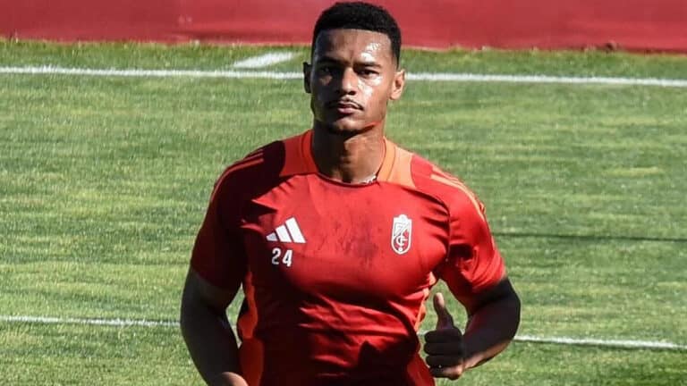 Loïc Williams, defensa del Granada CF, durante un partido en el Nuevo Los Cármenes.