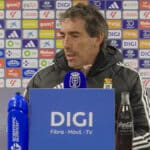 Guillermo Almada, entrenador del Real Oviedo, gesticulando durante la rueda de prensa previa al partido contra Osasuna.