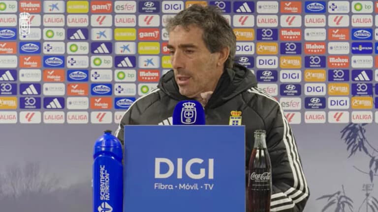 Guillermo Almada, entrenador del Real Oviedo, gesticulando durante la rueda de prensa previa al partido contra Osasuna.