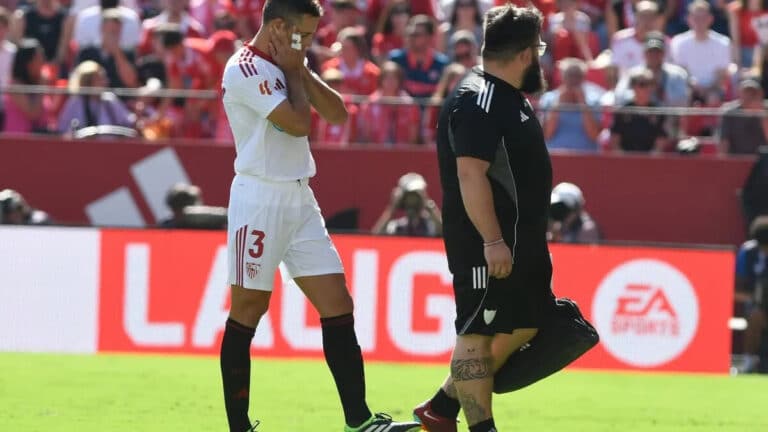 César Azpilicueta retirándose lesionado en un partido con el Sevilla FC.