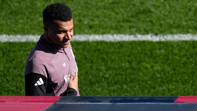 Kylian Mbappé entrenando solo en Valdebebas. El francés viaja a Arabia para la final de la Supercopa ante el Barça.