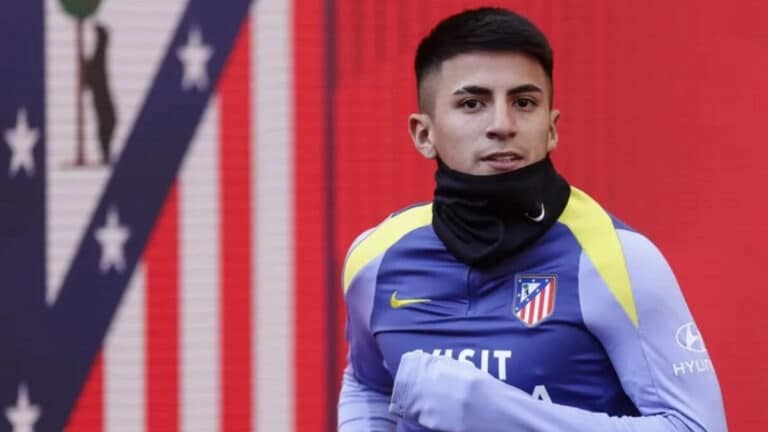 Thiago Almada durante un entrenamiento con el Atlético de Madrid ante los rumores de su marcha al Galatasaray.