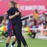 Hansi Flick dando instrucciones a Marc Casadó en la banda durante un entrenamiento