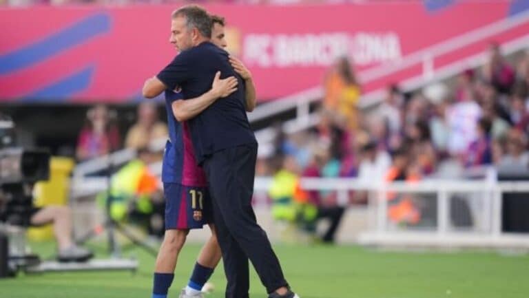 Hansi Flick dando instrucciones a Marc Casadó en la banda durante un entrenamiento
