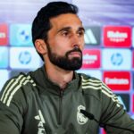 Álvaro Arbeloa dando rueda de prensa en el Santiago Bernabéu durante el partido contra el Levante