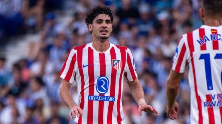 Johnny Cardoso durante un partido con el Atlético de Madrid, reflexionando sobre su futuro en 2026.