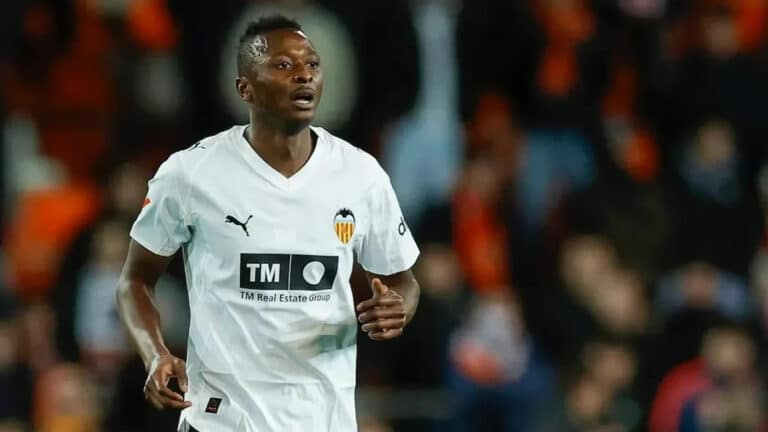 Umar Sadiq durante su debut con el Valencia CF en Mestalla frente al Elche.