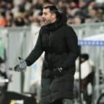 Gesto de impotencia de Sellés en el banquillo frente a Las Palmas en una nueva derrota del Zaragoza