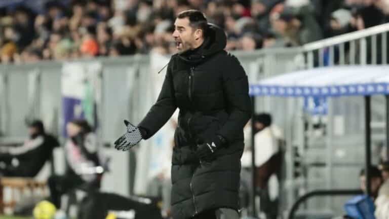 Gesto de impotencia de Sellés en el banquillo frente a Las Palmas en una nueva derrota del Zaragoza