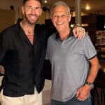 Joaquín Caparrós y Sergio Ramos abrazándose en un encuentro reciente.