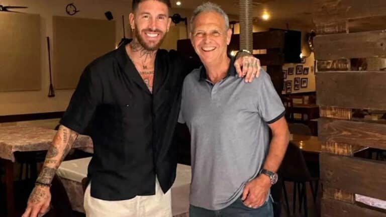 Joaquín Caparrós y Sergio Ramos abrazándose en un encuentro reciente.