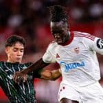 Batista Mendy disputando un balón en el Sánchez Pizjuán mientras el Sevilla no piensa en ejecutar la cláusula para que siga