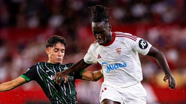 Batista Mendy disputando un balón en el Sánchez Pizjuán mientras el Sevilla no piensa en ejecutar la cláusula para que siga