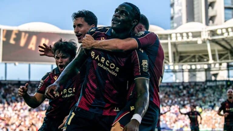 Etta Eyong celebrando un gol con el Levante en el Ciutat de València.