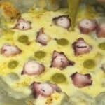 Una pizza de color azul celeste con rodajas de pulpo, queso de tetilla y crema de pimientos de Padrón.