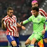 Luis Milla disputando el balón con el Getafe CF en un partido contra el Atlético de Madrid.