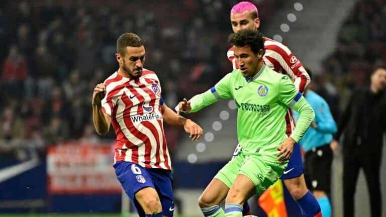 Luis Milla disputando el balón con el Getafe CF en un partido contra el Atlético de Madrid.