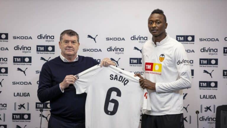 Umar Sadiq posando con la camiseta del Valencia CF junto a Ron Gourlay durante su presentación en Paterna