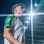 Jorge Salinas conduciendo el balón por la banda izquierda con la camiseta del Racing de Santander.