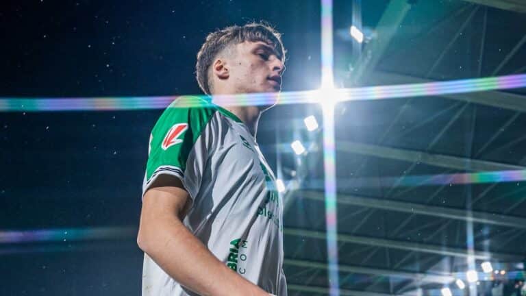 Jorge Salinas conduciendo el balón por la banda izquierda con la camiseta del Racing de Santander.