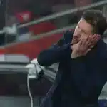 Diego Simeone gesticulando en la banda durante un partido decisivo de Champions League