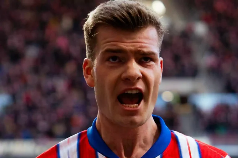 Primer plano de Alexander Sørloth celebrando un gol con el Atlético de Madrid ante una grada llena