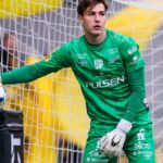 Simon Eriksson, portero del IF Elfsborg, con equipación verde durante un partido oficial en Suecia
