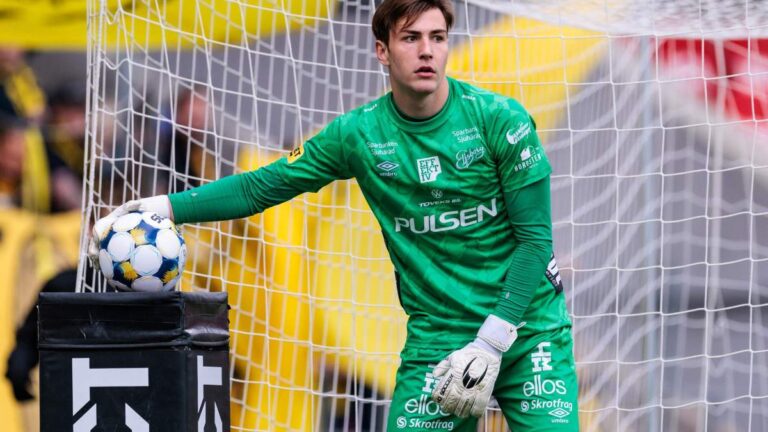 Simon Eriksson, portero del IF Elfsborg, con equipación verde durante un partido oficial en Suecia