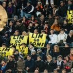 La afición del Valencia con carteles en contra de Lim en el estadio Mestalla, mientras el equipo se hunde en el descenso.
