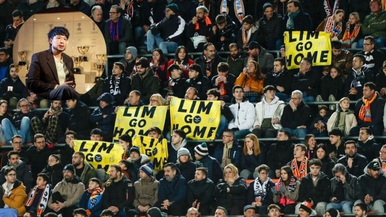 La afición del Valencia con carteles en contra de Lim en el estadio Mestalla, mientras el equipo se hunde en el descenso.