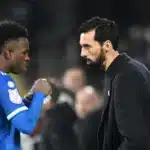 Álvaro Arbeloa hablando con Vinícius Júnior en la banda durante un partido del Real Madrid