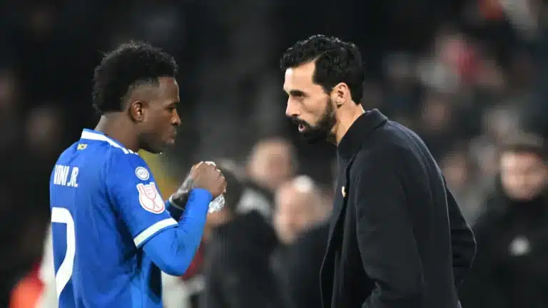 Álvaro Arbeloa hablando con Vinícius Júnior en la banda durante un partido del Real Madrid