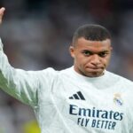 Kylian Mbappé entrenando en Valdebebas con fisioterapeutas para recuperarse de su lesión de rodilla.