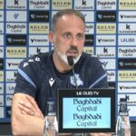 Rino Matarazzo en la sala de prensa de la Real Sociedad analizando el mercado y las bajas del equipo.