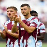 Guido Rodríguez aplaudiendo a la afición, próximo fichaje del Valencia CF