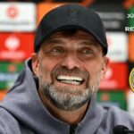Jürgen Klopp sonriendo con el escudo del Real Madrid de fondo en una composición informativa.