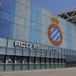 Escudo del RCD Espanyol en la fachada del Stage Front Stadium, representando la nueva etapa corporativa del club.