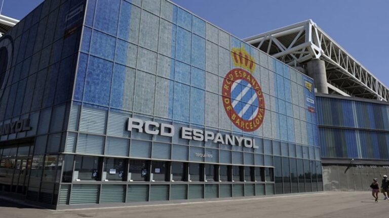 Escudo del RCD Espanyol en la fachada del Stage Front Stadium, representando la nueva etapa corporativa del club.