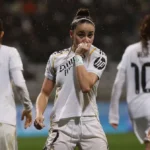 Athenea del Castillo celebrando su gol ante el Paris FC en el Stade Charléty bajo la lluvia.